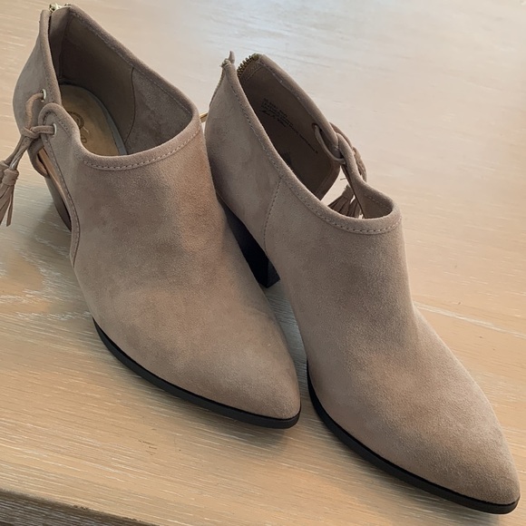 Bella Vita Leather booties, open on side, zipper in back, new in box Sz 8.5W - Picture 2 of 12